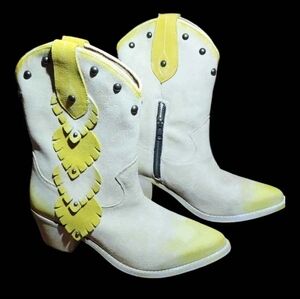 NEW Circle G Women’s White/ Yellow Leaf Pendant Studs Bootie Size 8